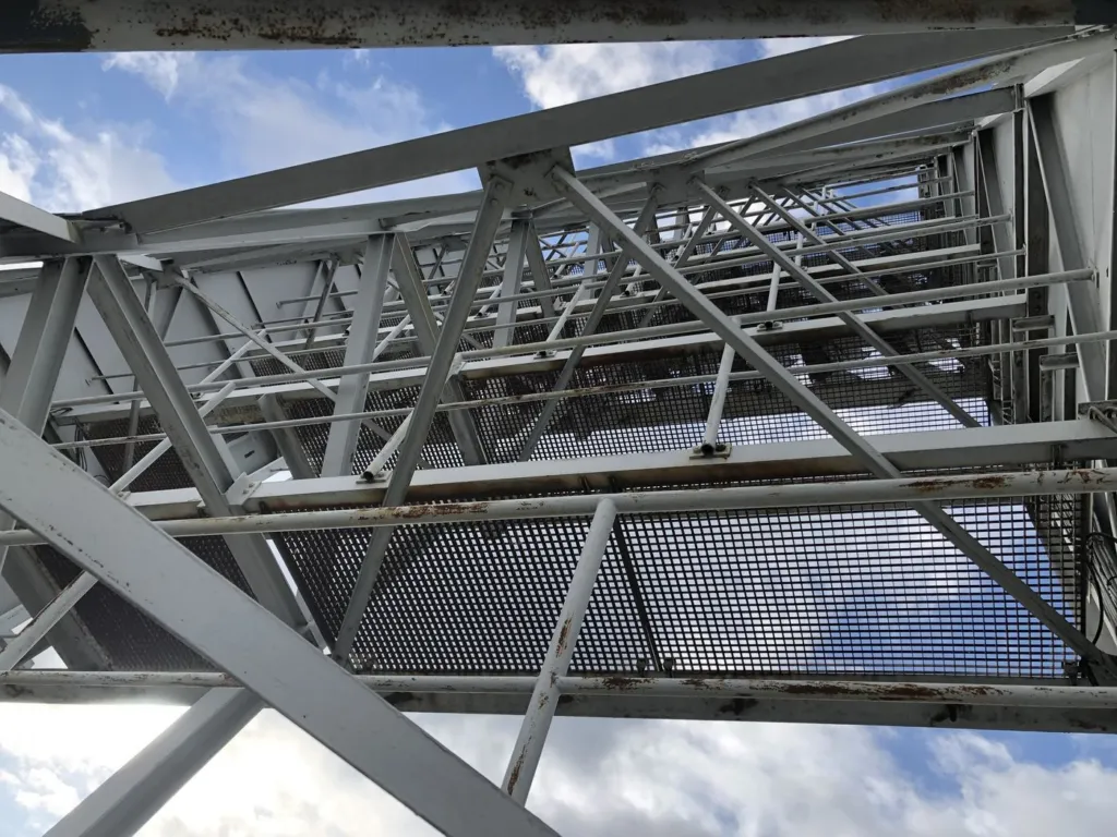 Structure métallique du mât vue vers le haut depuis une passerelle
