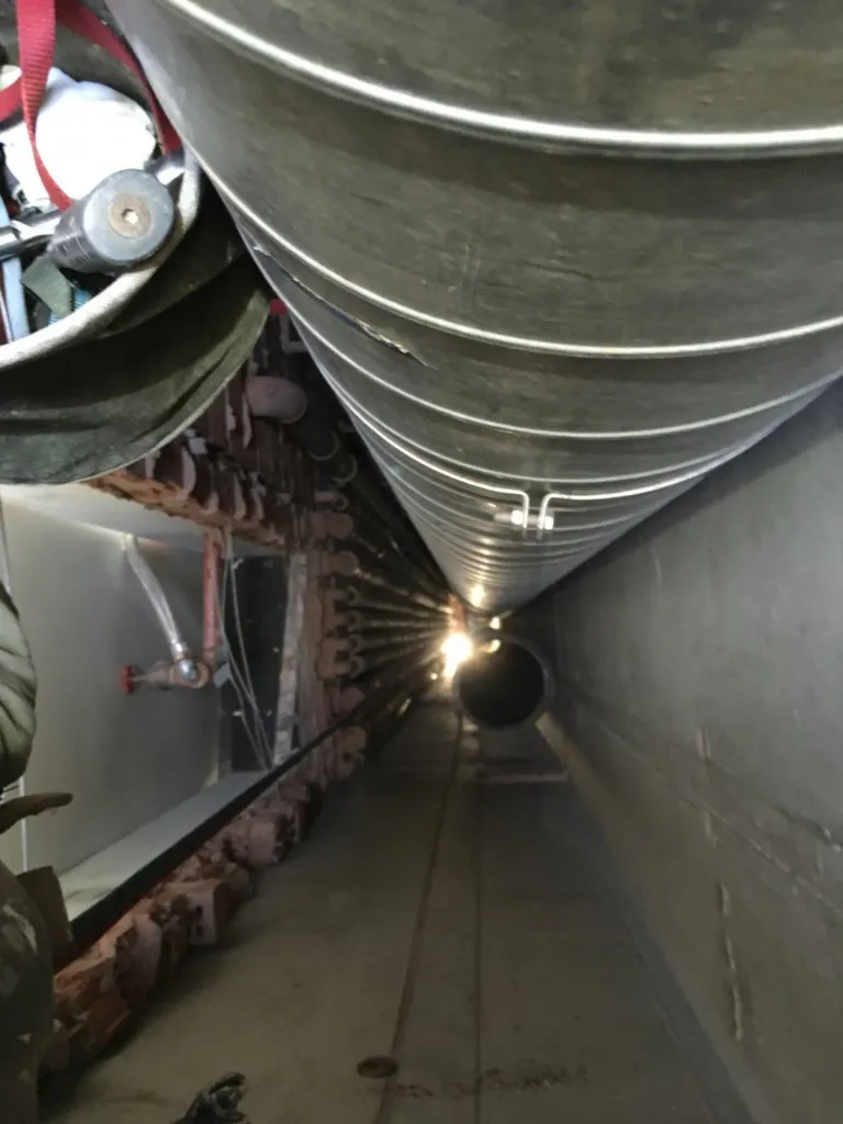 Vue intérieure de la gaine technique, conduits et maçonnerie