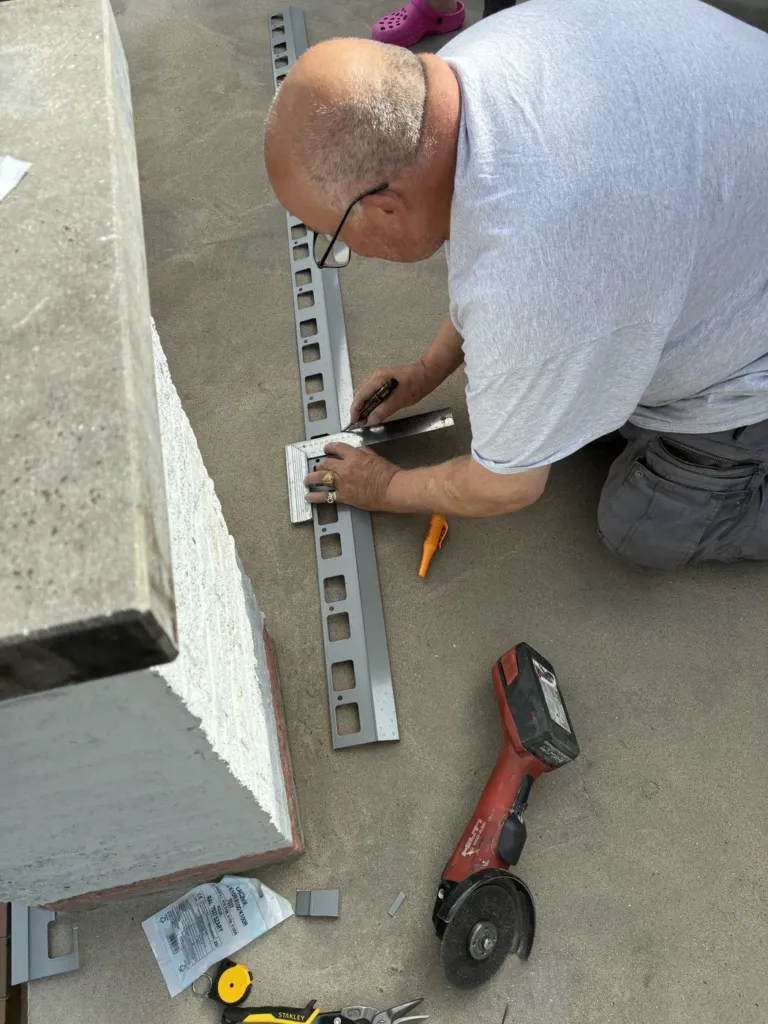 Ajustement et découpe du profilé de rive de la terrasse