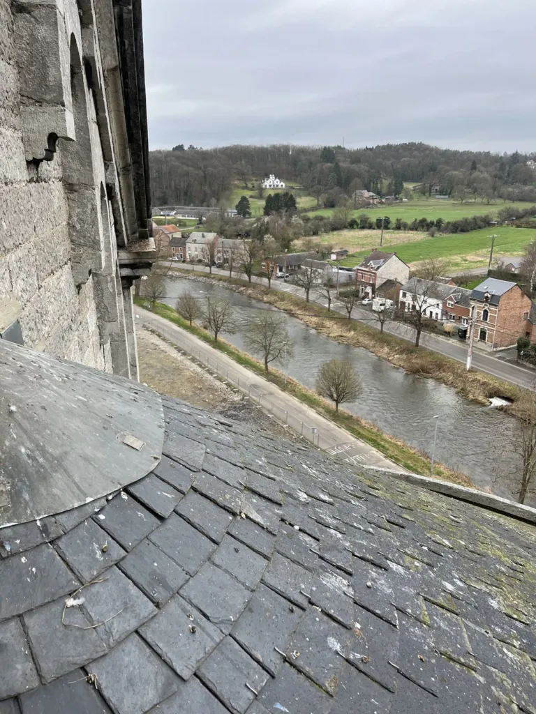 La couverture en ardoise et la vallée en contrebas, la rivière entre les maisons