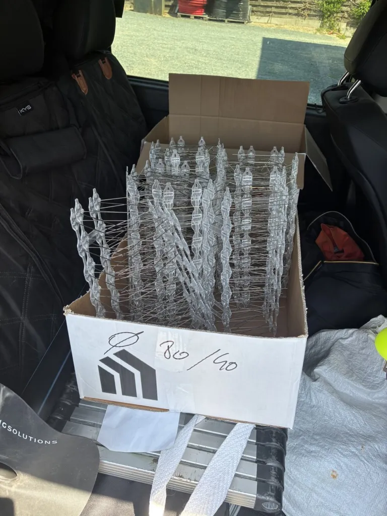 Un carton de pics anti-pigeons prêt à être posé