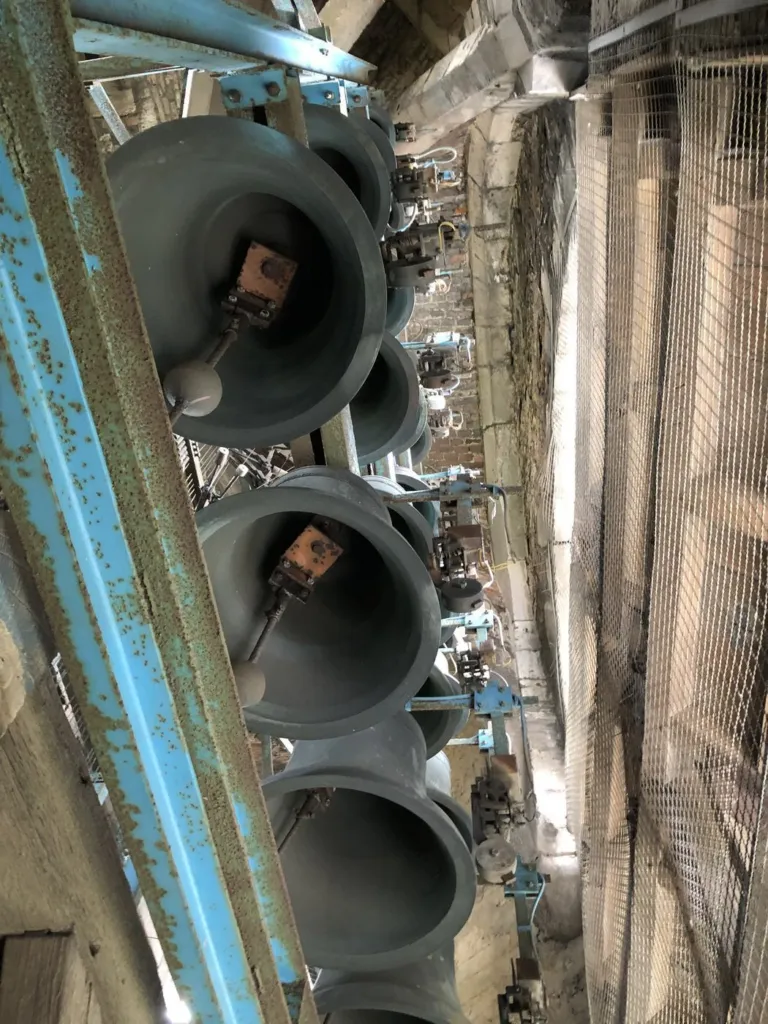 L'ensemble des cloches du clocher vu de côté, structure métallique bleue