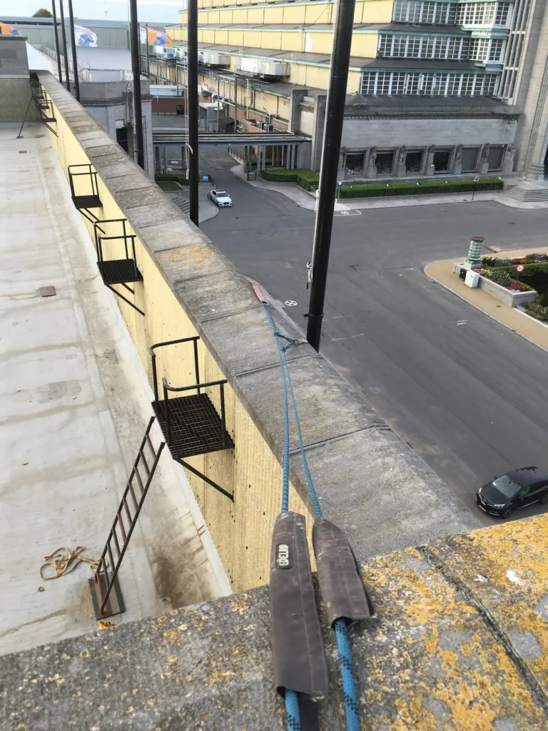 Cordes installées le long du mât et de la rive, la voirie en contrebas