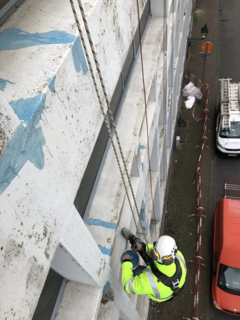 Le cordiste en intervention sur la trame, vu depuis la terrasse