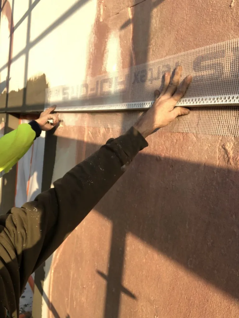 Pose de la trame d'armature sur la façade