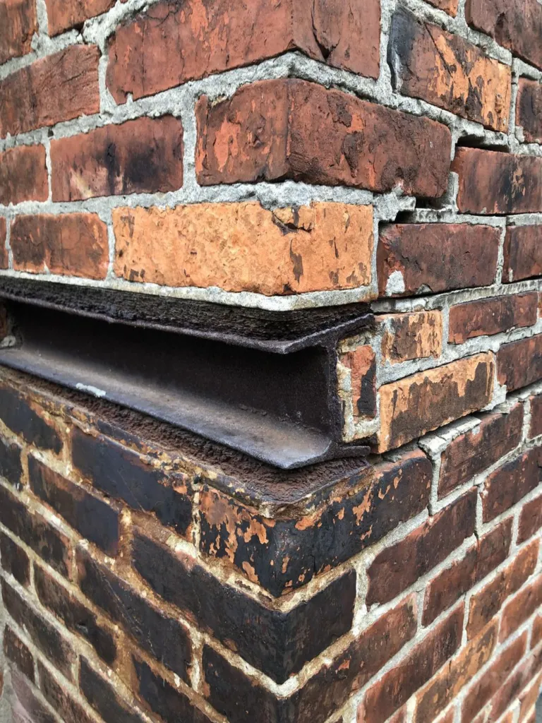 La poutre métallique et l'angle du mur en briques