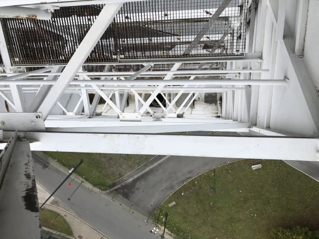 Structure métallique du mât vue en plongée, les tribunes en dessous