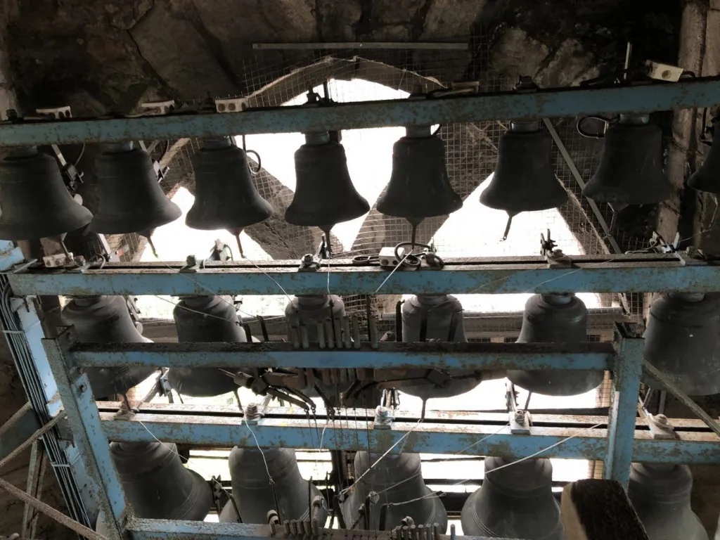 Les petites cloches du carillon alignées sur leur structure métallique