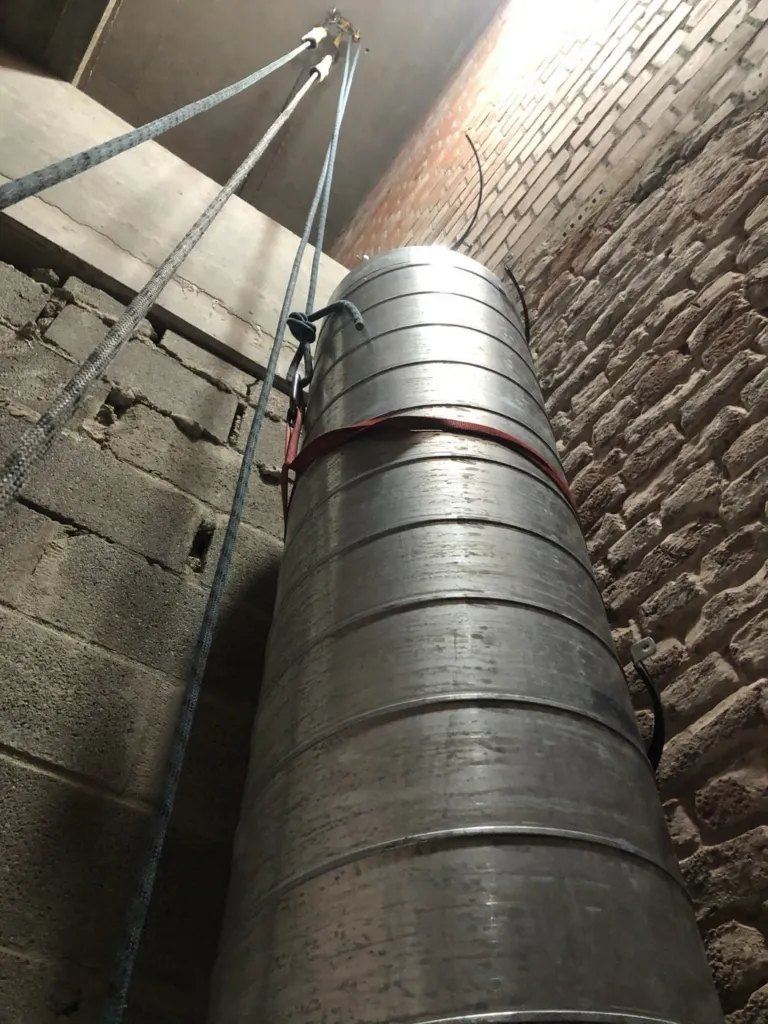 Le conduit en cours de mise en place dans la gaine verticale
