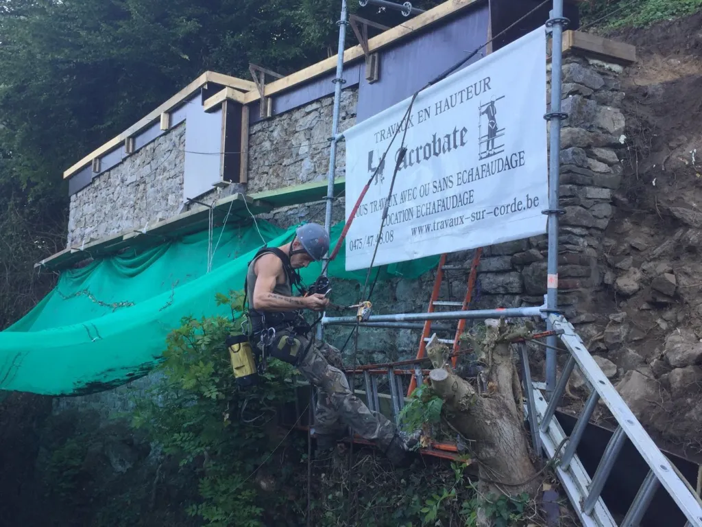 Cordiste sur corde devant l'installation de chantier