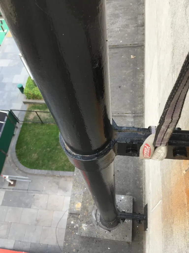 Détail du montant métallique du cadre et de sa fixation sur la pierre