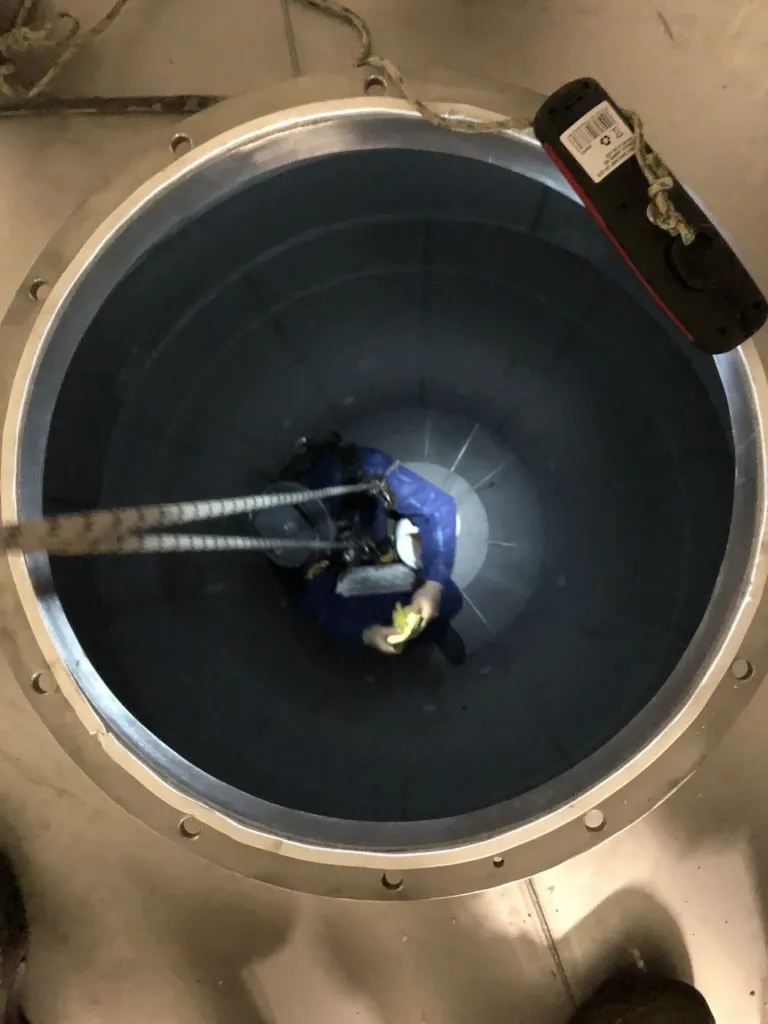 Intervention depuis l'ouverture supérieure du silo
