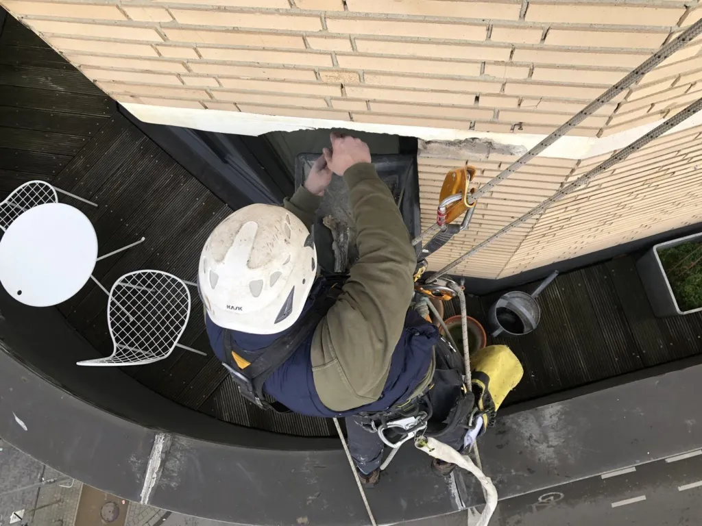 Intervention sur un bandeau de béton, vue en plongée