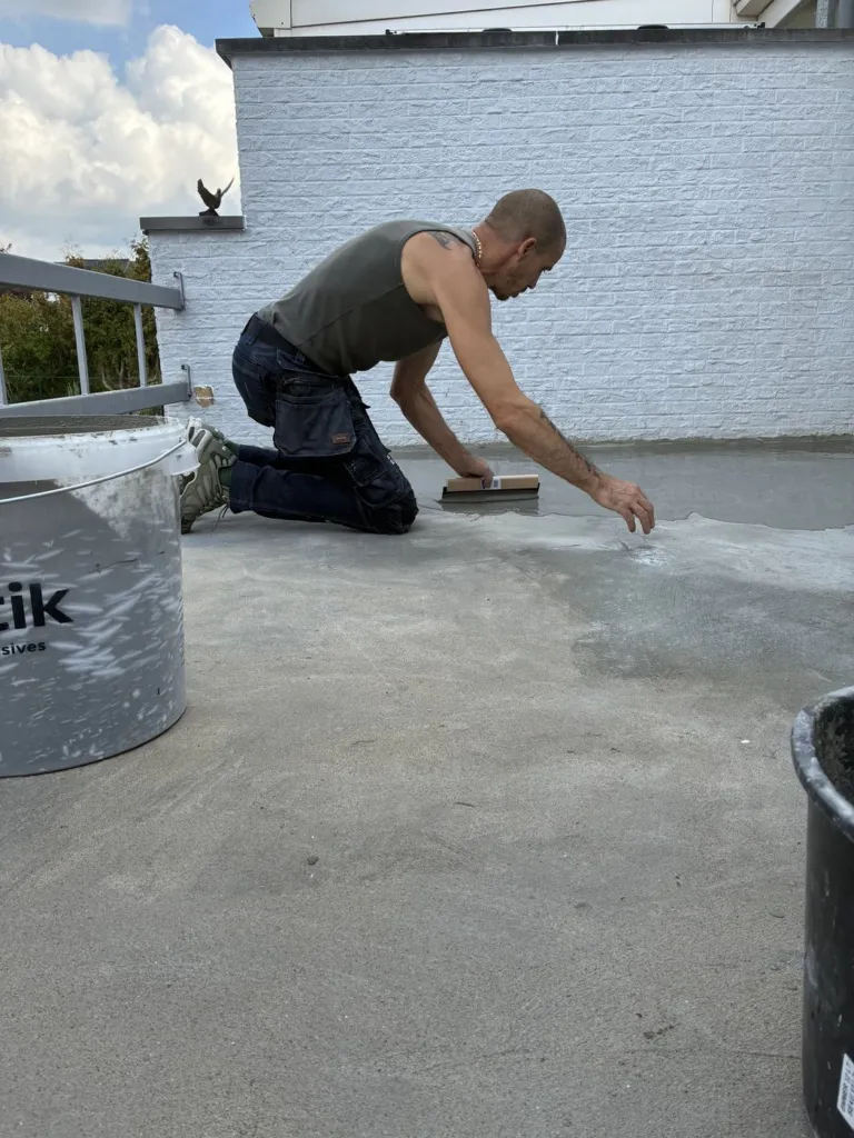 Lissage du support de la terrasse à la taloche