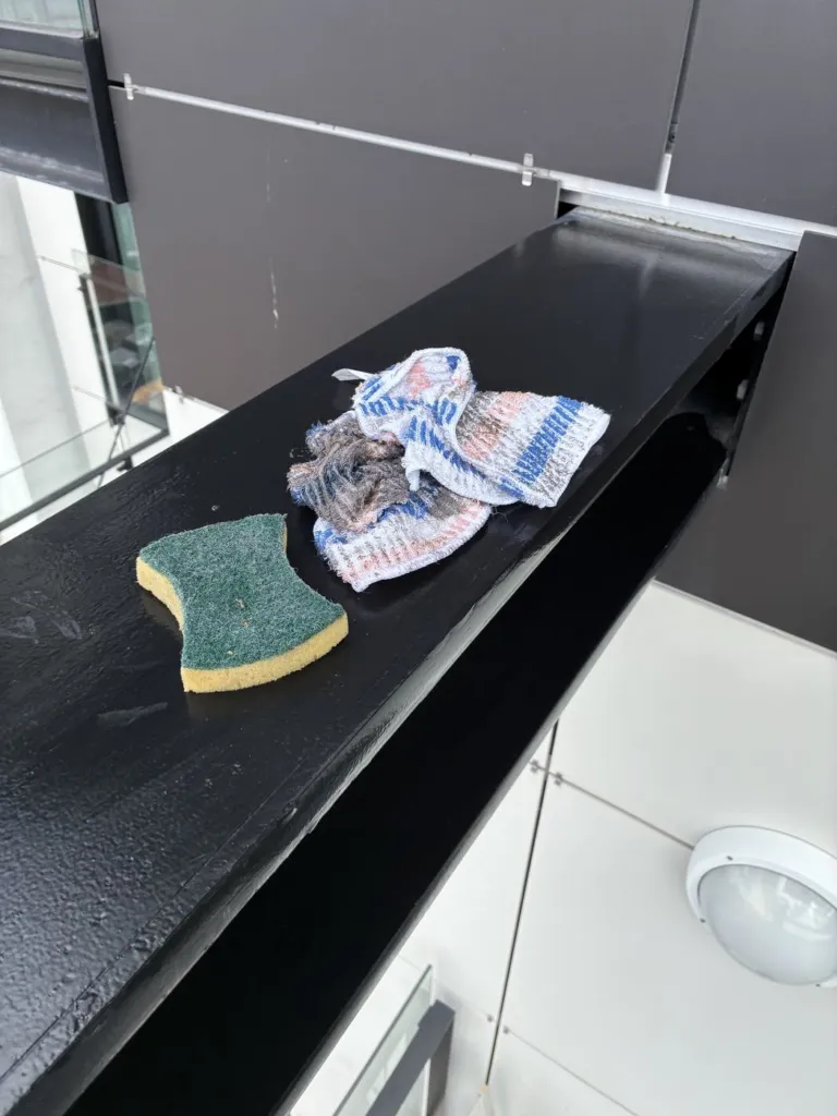 Nettoyage du dessus d'une poutre métallique avant la pose des pics