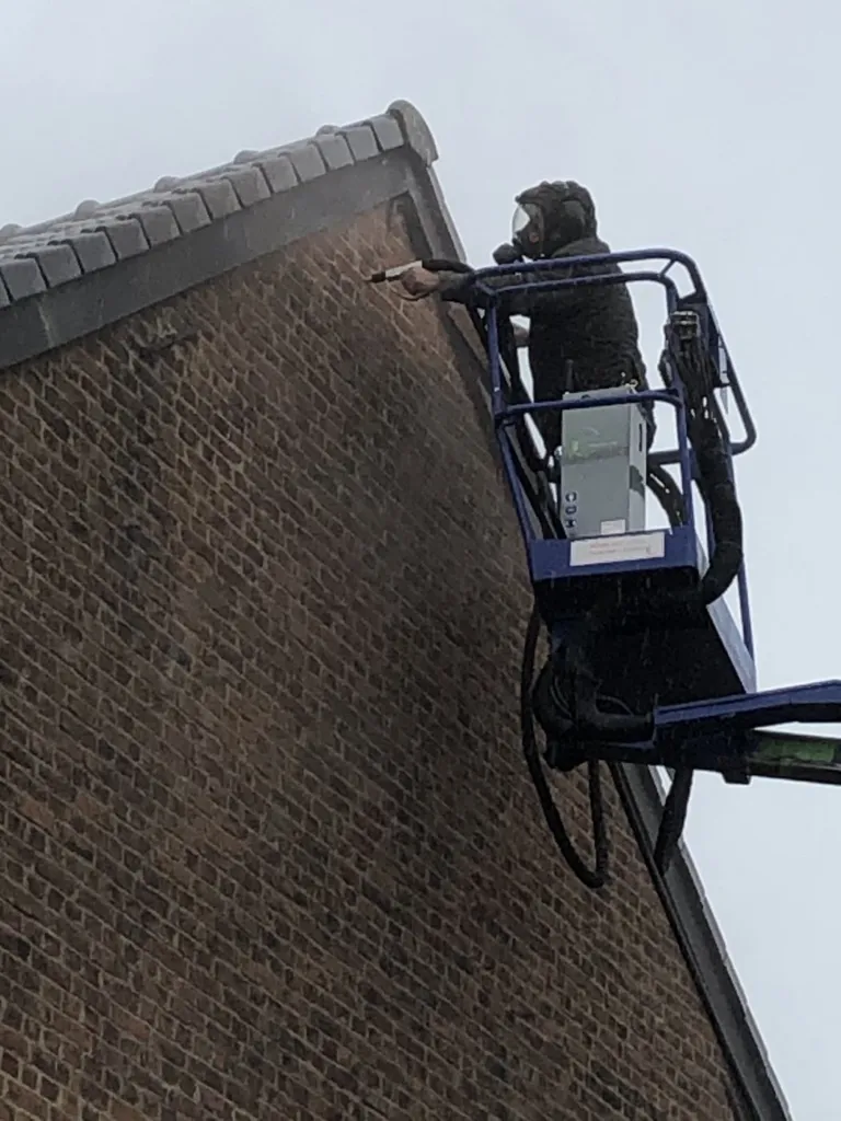 L'opérateur au travail contre le mur de briques