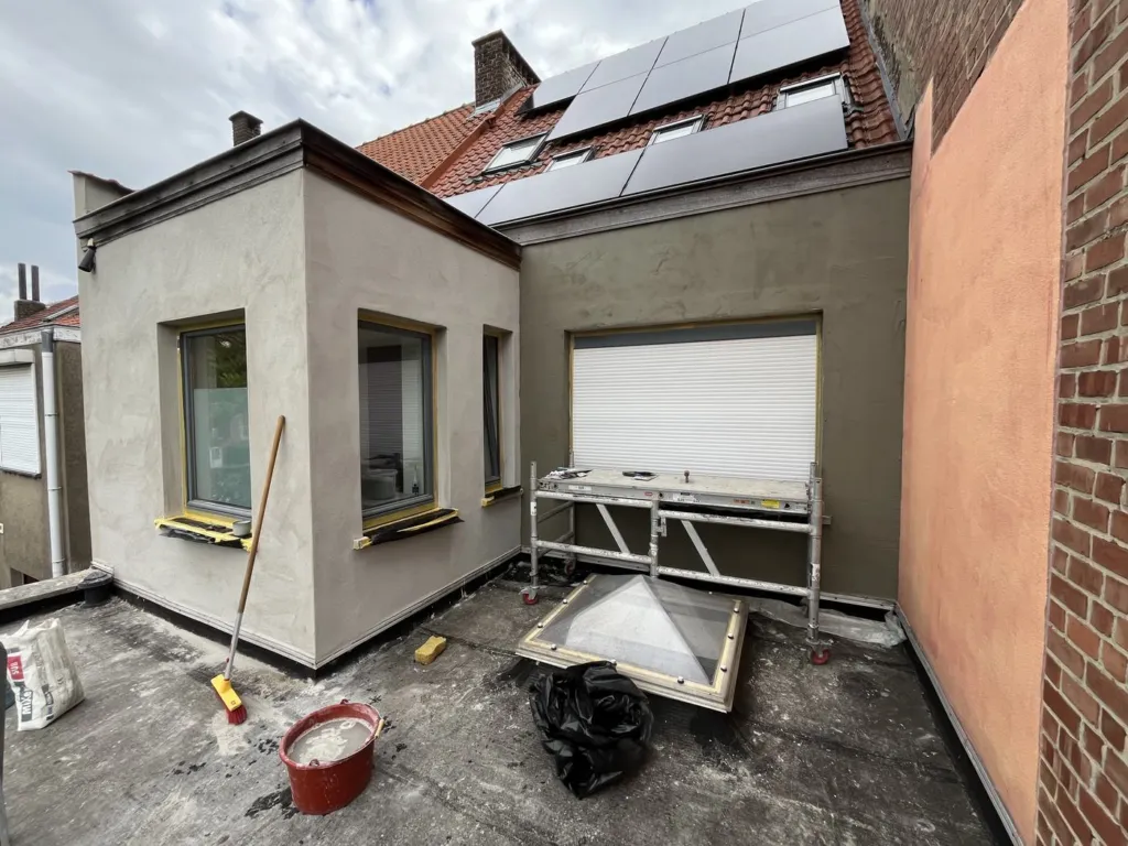Les façades de l'annexe après la couche de préparation, toiture plate au premier plan