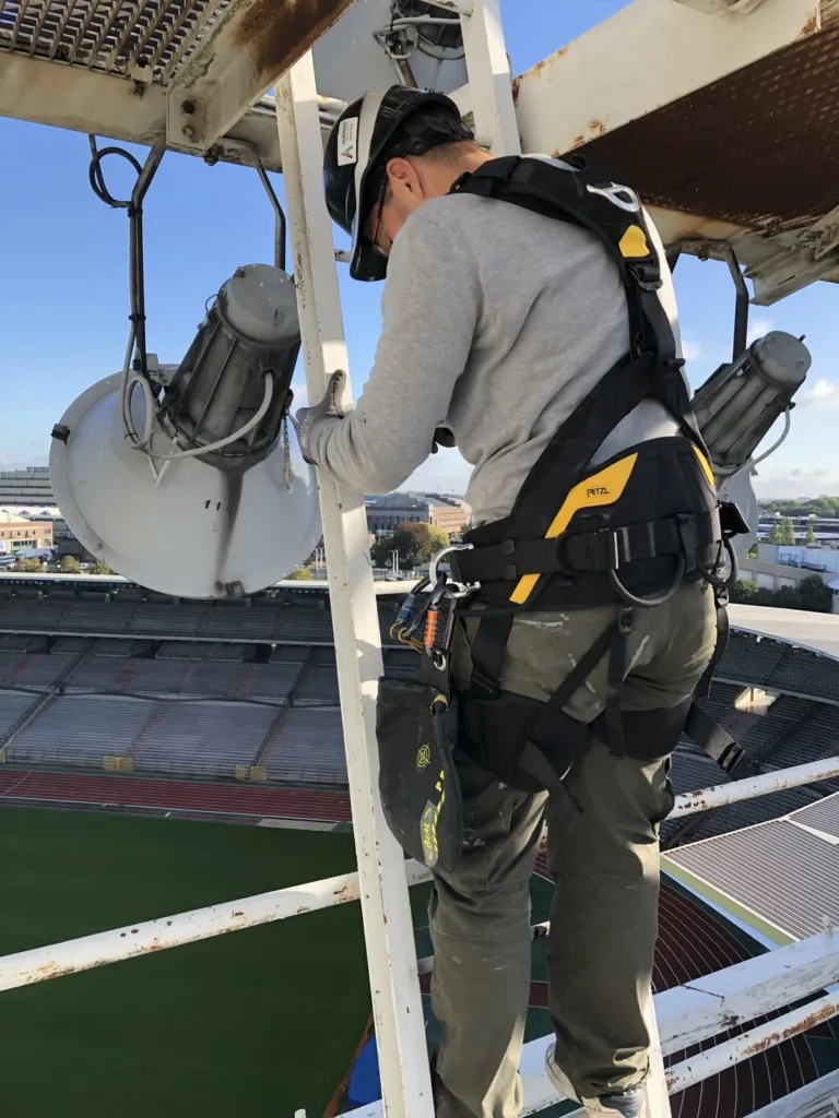 Intervenant au contact d'un projecteur, en hauteur