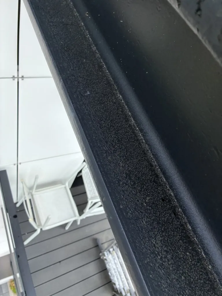 La surface d'une poutre avant équipement, sous un balcon