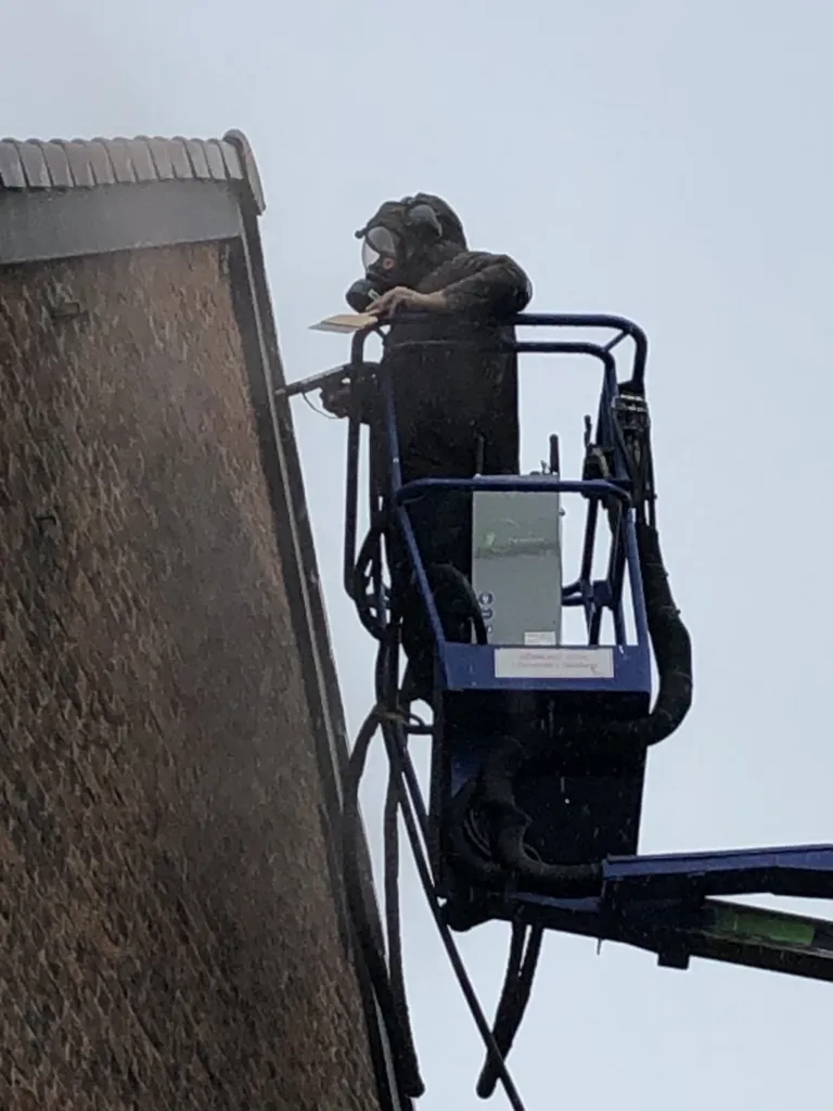 Travail au bord de la toiture, en haut du pignon