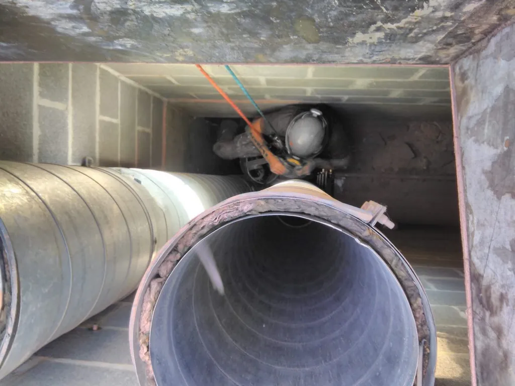 Travail au pied des gros conduits, vue en plongée dans la gaine