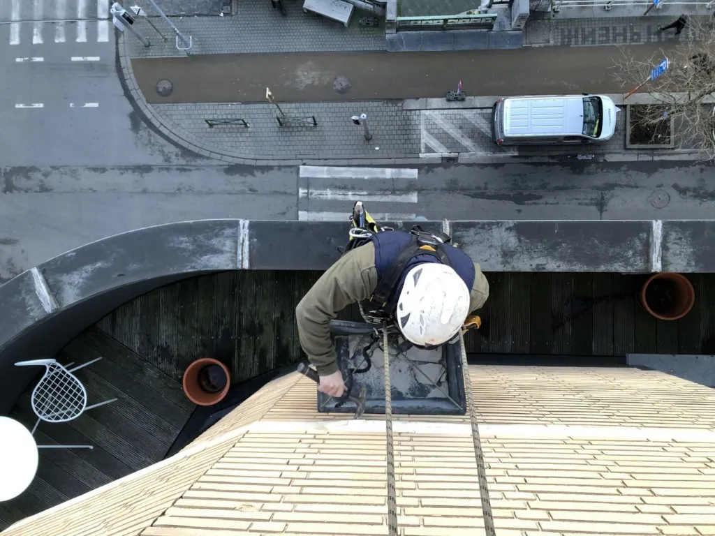 Travail sur la façade arrondie, vu depuis la toiture