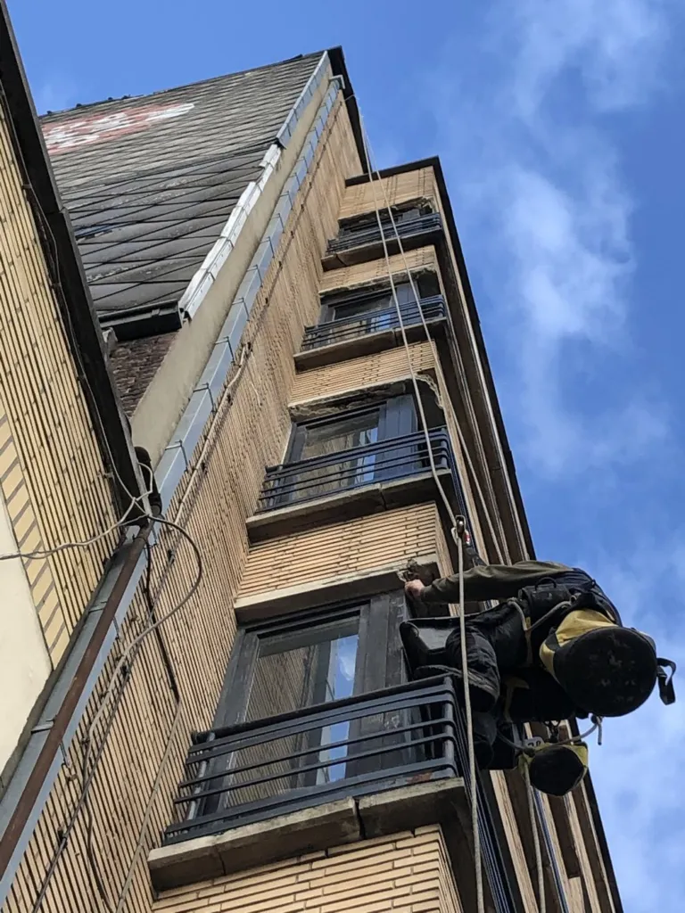 L'accès sur cordes vu depuis le trottoir