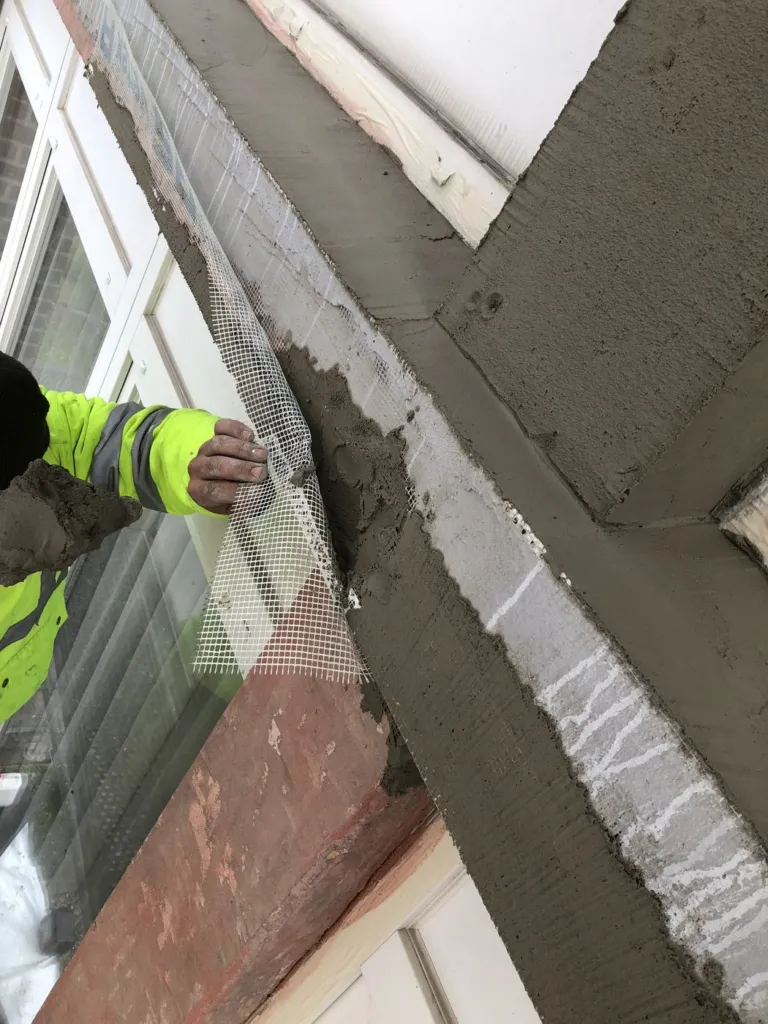 Application de l'enduit et de la trame sur une traverse