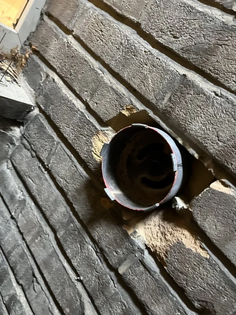 Détail du passage en cours dans la maçonnerie