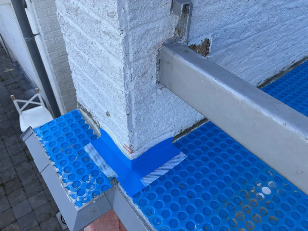 Détail du raccord de la natte au pied d'un pilier
