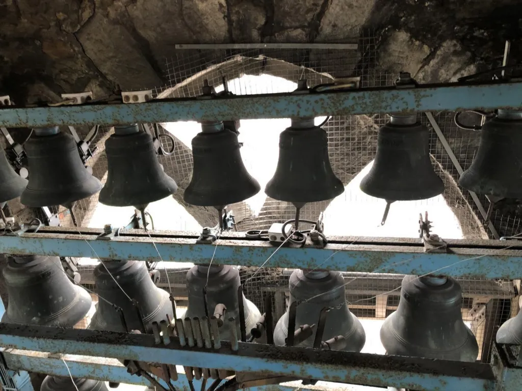 Les cloches du carillon et leurs supports, vus de face