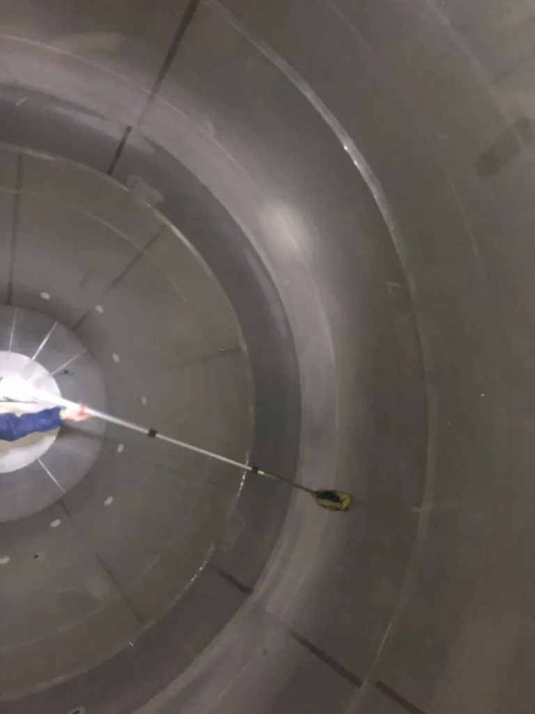 Travail sur la paroi intérieure du silo, sur corde
