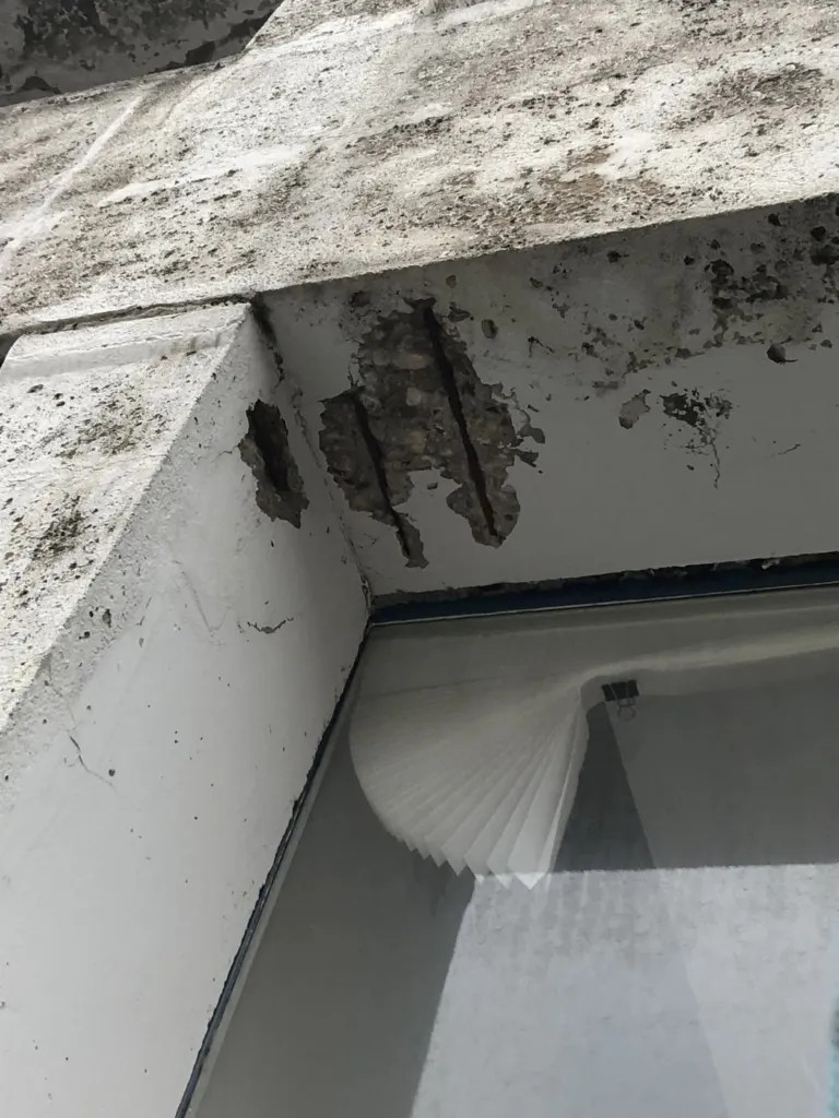 Armatures apparentes en sous-face d'une traverse