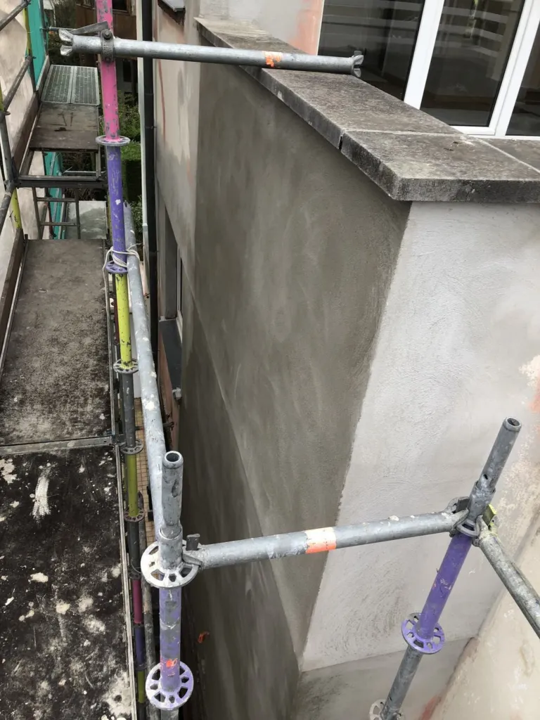 Enduit appliqué sur un parapet
