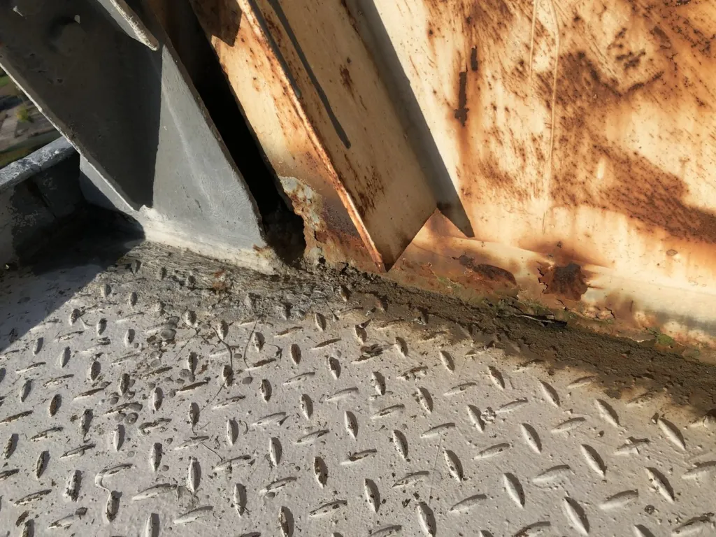 État visible d'une surface métallique de la structure, revêtement altéré
