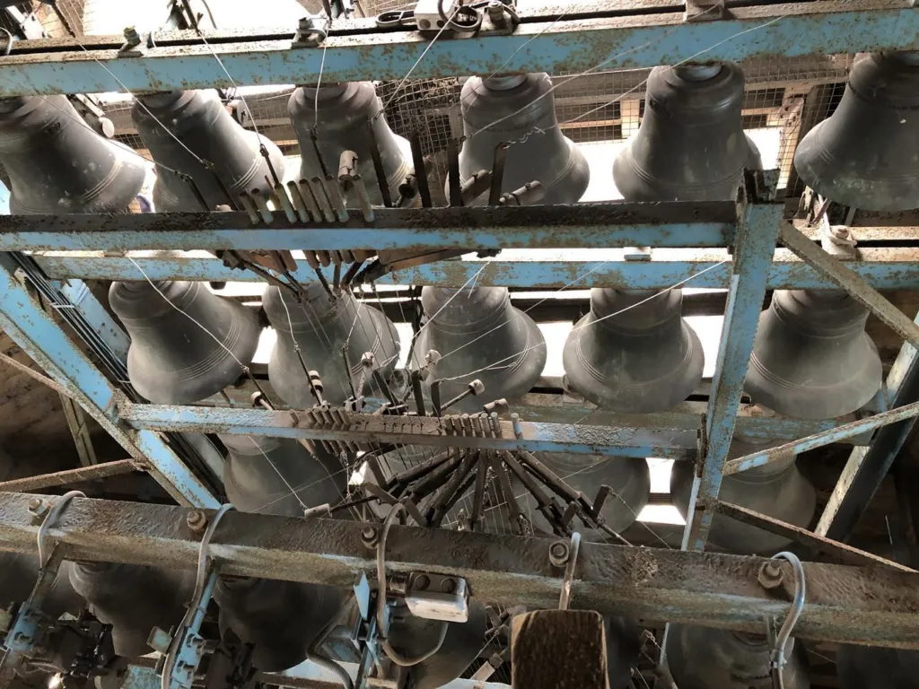 Les mécanismes et tringles du carillon sur leur cadre métallique