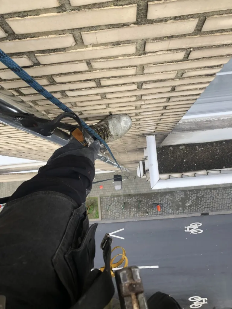 Cordiste se positionnant le long de la façade