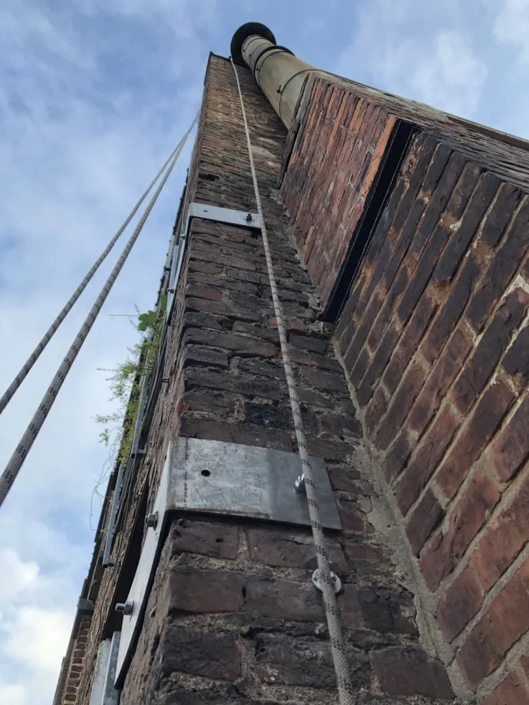 Les renforts vus en hauteur le long de la façade