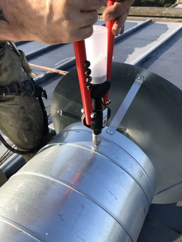 Rivetage d'un chapeau de ventilation sur un élément de conduit