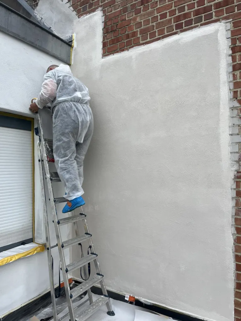 Travail sur le mur latéral de l'annexe