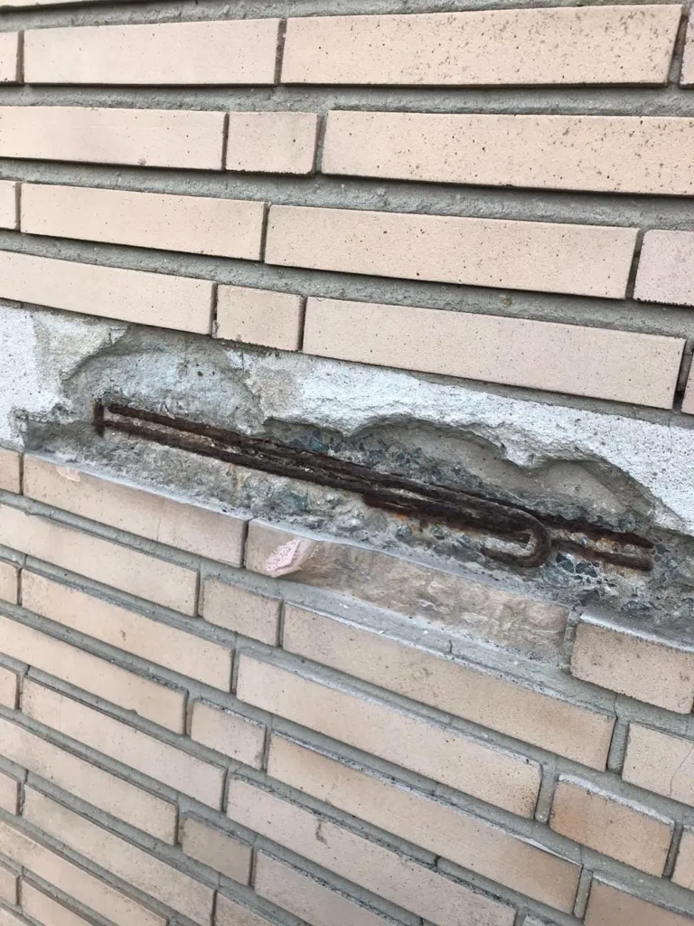 Armatures apparentes dans un bandeau de béton éclaté