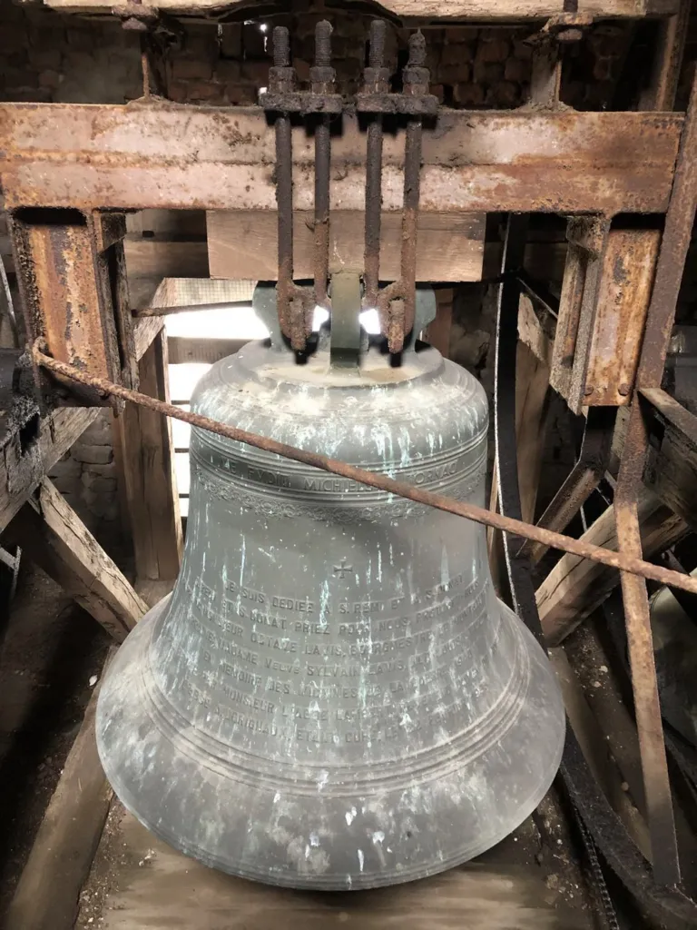 Une cloche du clocher vue de l'intérieur de la tour