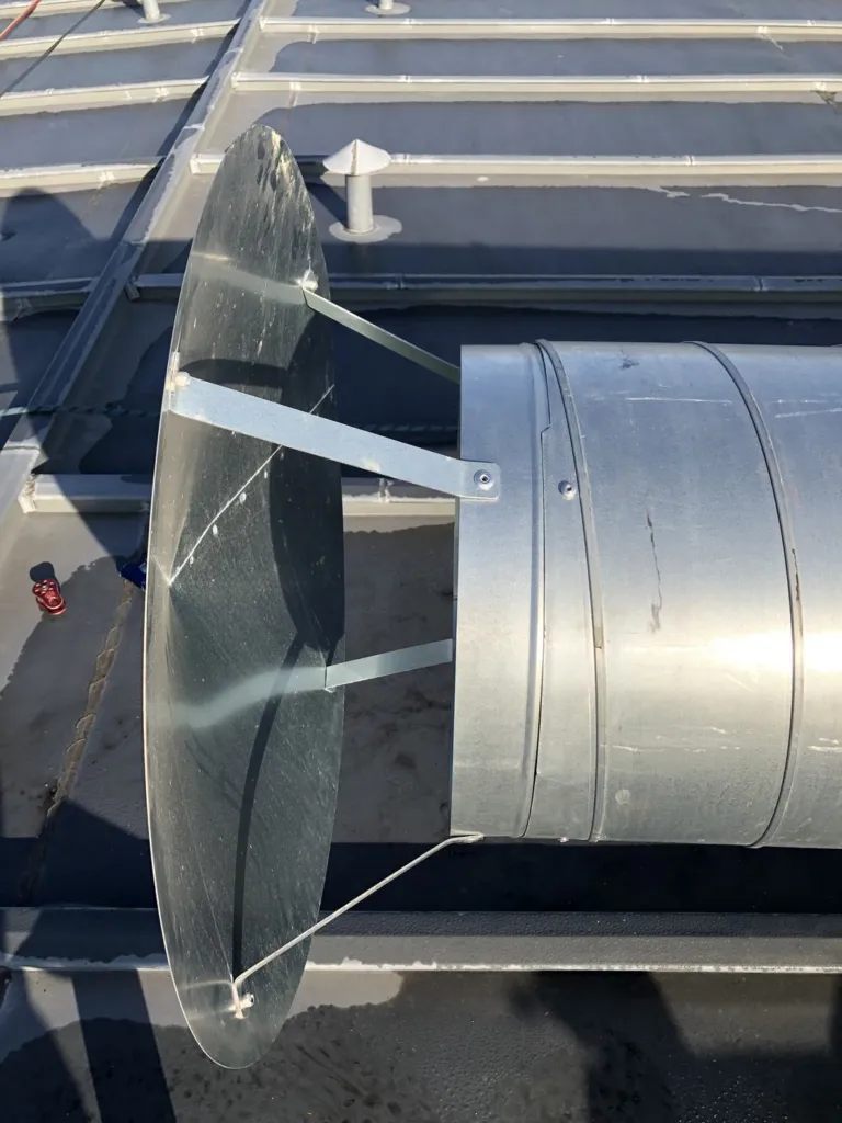 Détail d'un chapeau de ventilation assemblé sur sa section de conduit