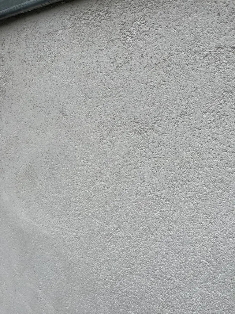 La texture de la finition claire, de près