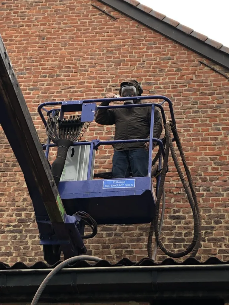 L'opérateur au travail devant la surface de brique