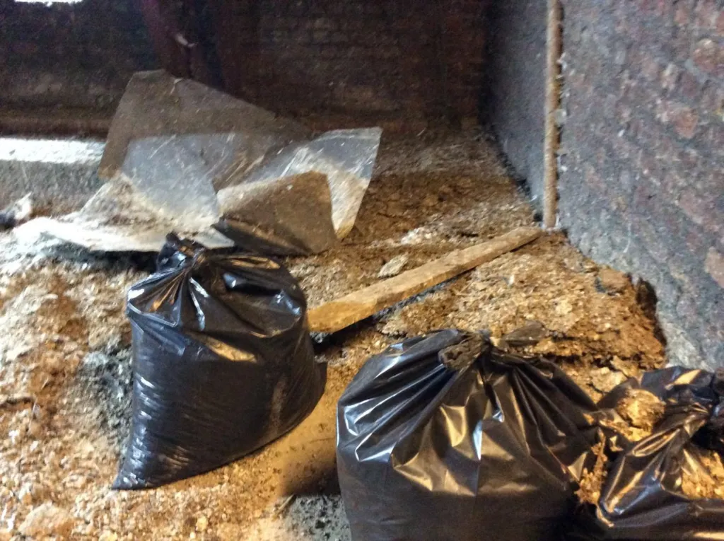 Les déchets regroupés en sacs sur un plancher