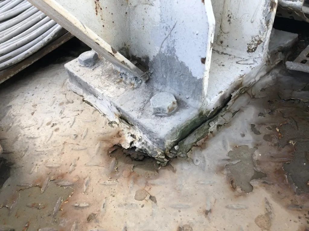 Détail d'une fixation de la structure porteuse