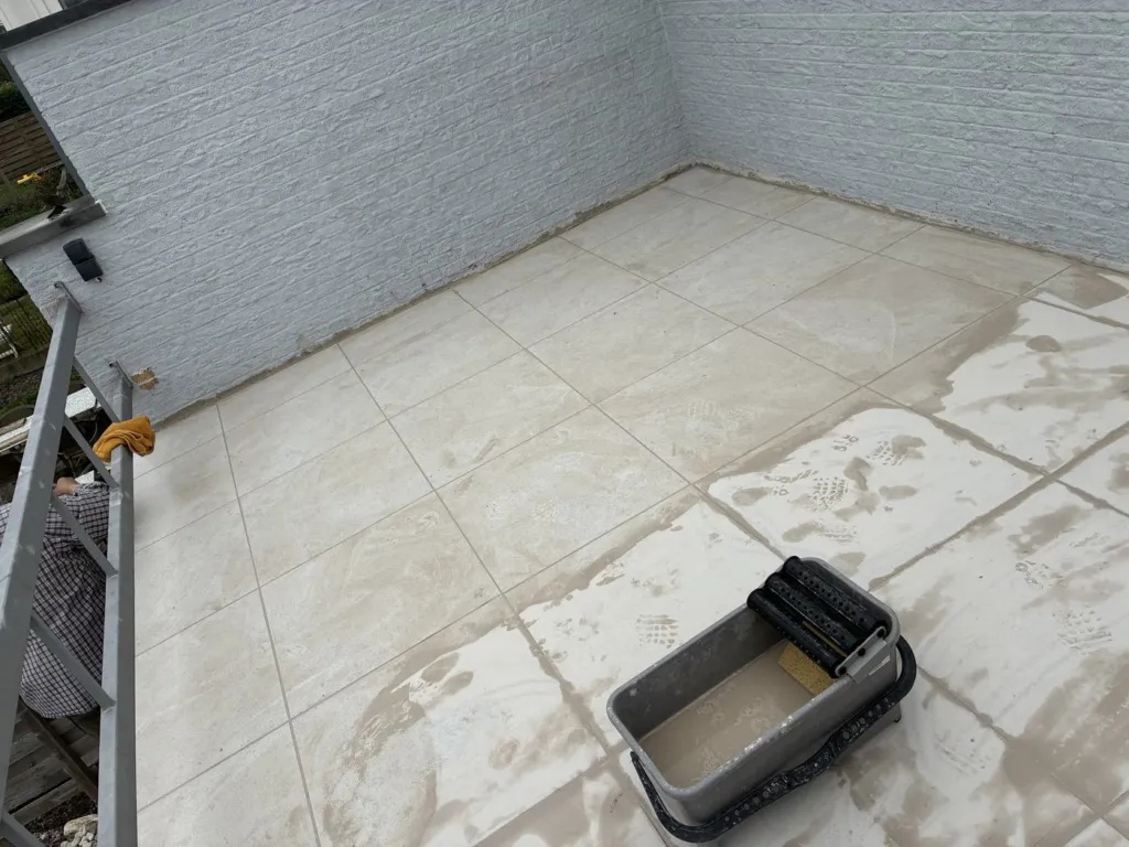 Le jointoiement du carrelage de la terrasse