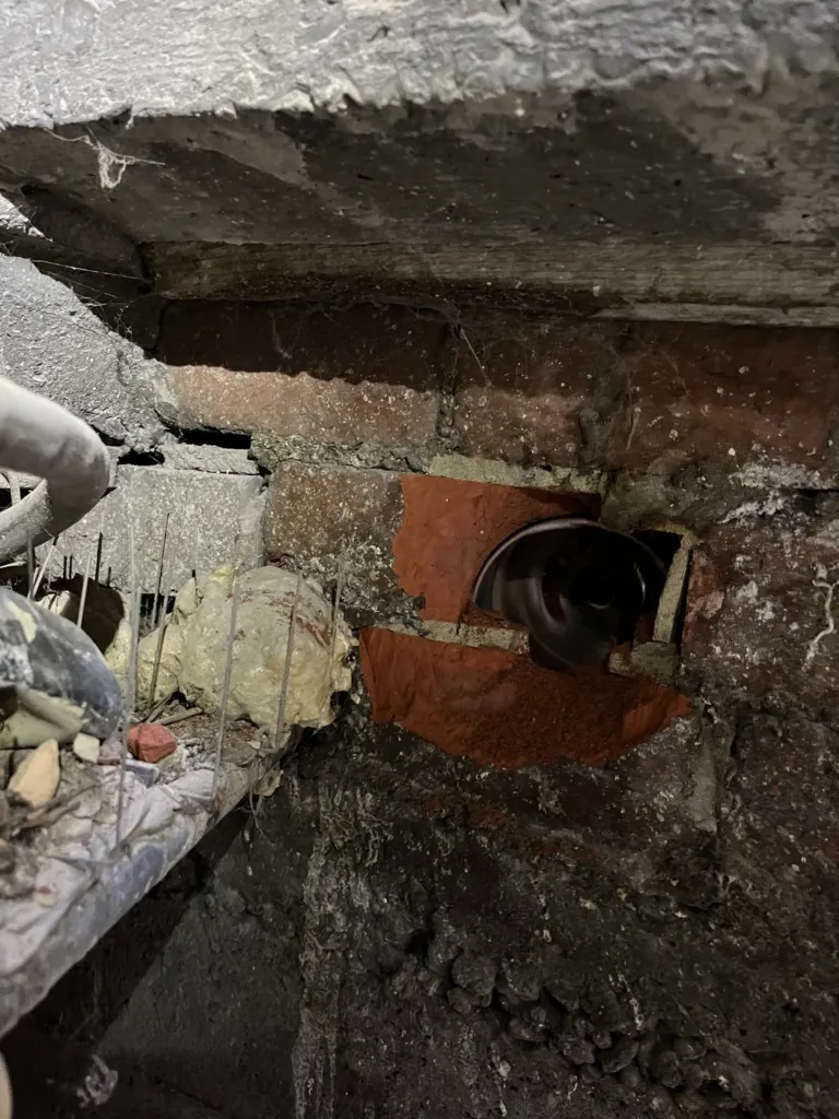 Le passage du tube en partie basse du puits