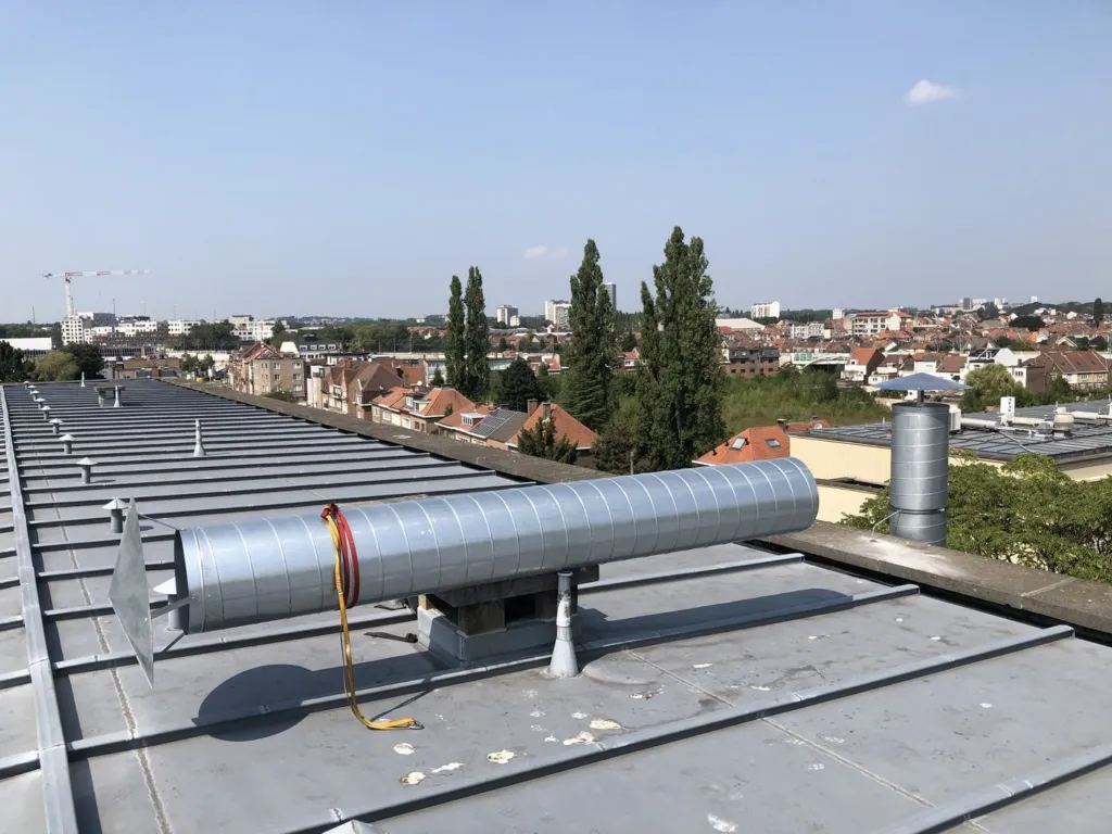 Préparation d'un élément de conduit sur la toiture, avant la pose de la sortie